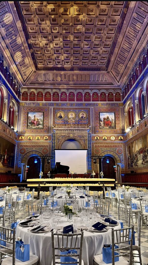 Gala corporativa con montaje escénico